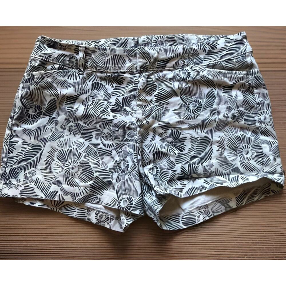 Old Navy Pixie Floral / Tropical Mid Rise 9" Shorts 3" Inseam Women’s 4